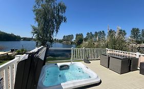 Tattershall Lakes Sunset View Caravan Lakeside, Hot Tub, Garden, Private Fishing Peg & Wifi