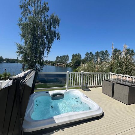 Tattershall Lakes Sunset View Caravan Lakeside, Hot Tub, Garden, Private Fishing Peg & Wifi Exterior photo