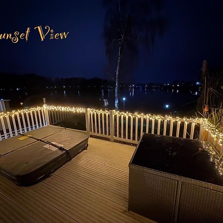 Tattershall Lakes Sunset View Caravan Lakeside, Hot Tub, Garden, Private Fishing Peg & Wifi Exterior photo
