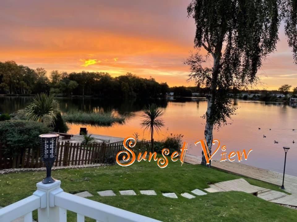Tattershall Lakes Sunset View Caravan Lakeside, Hot Tub, Garden, Private Fishing Peg & Wifi Exterior photo