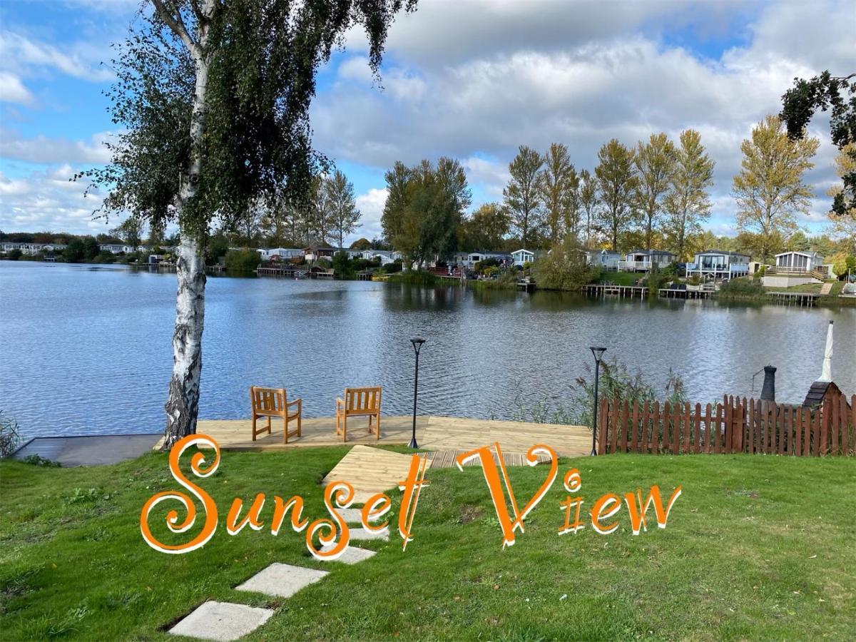 Tattershall Lakes Sunset View Caravan Lakeside, Hot Tub, Garden, Private Fishing Peg & Wifi Exterior photo