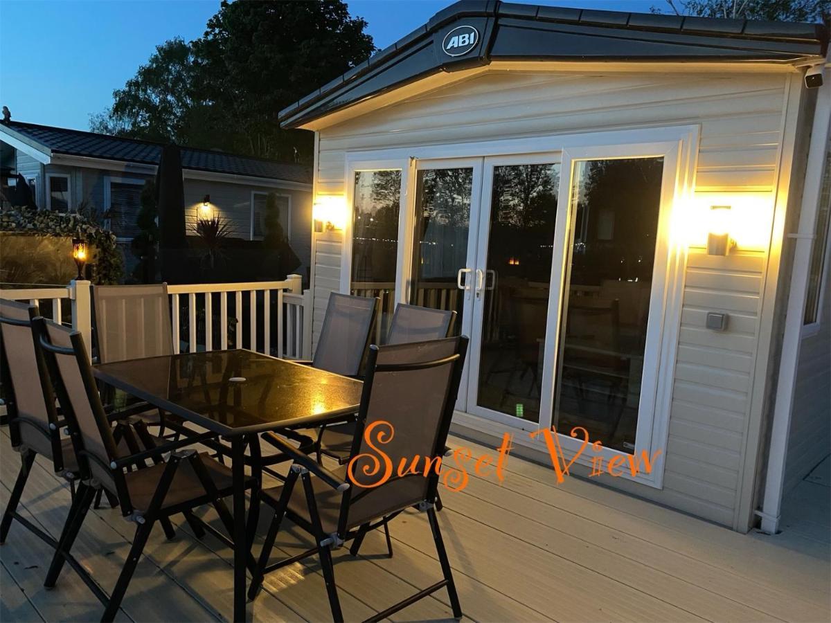 Tattershall Lakes Sunset View Caravan Lakeside, Hot Tub, Garden, Private Fishing Peg & Wifi Exterior photo