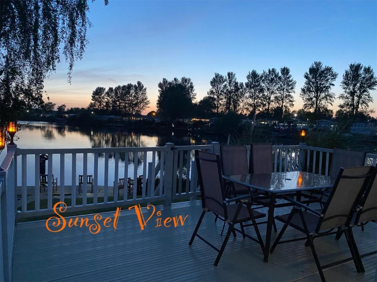 Tattershall Lakes Sunset View Caravan Lakeside, Hot Tub, Garden, Private Fishing Peg & Wifi Exterior photo
