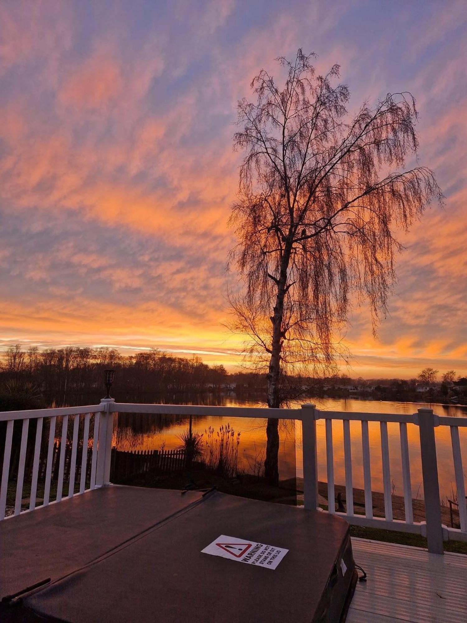 Tattershall Lakes Sunset View Caravan Lakeside, Hot Tub, Garden, Private Fishing Peg & Wifi Villa Exterior photo