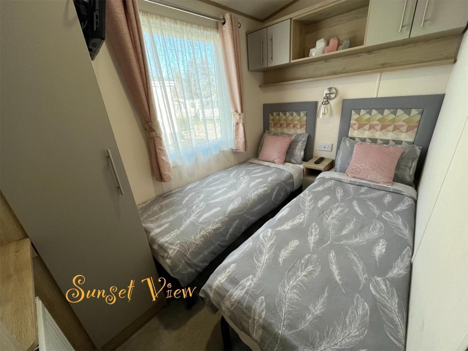 Tattershall Lakes Sunset View Caravan Lakeside, Hot Tub, Garden, Private Fishing Peg & Wifi Exterior photo