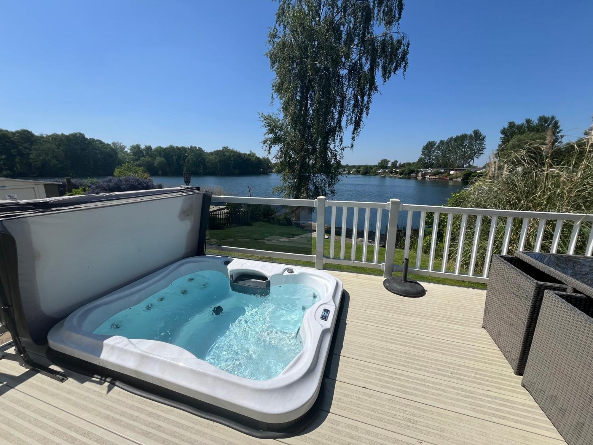 Tattershall Lakes Sunset View Caravan Lakeside, Hot Tub, Garden, Private Fishing Peg & Wifi Exterior photo