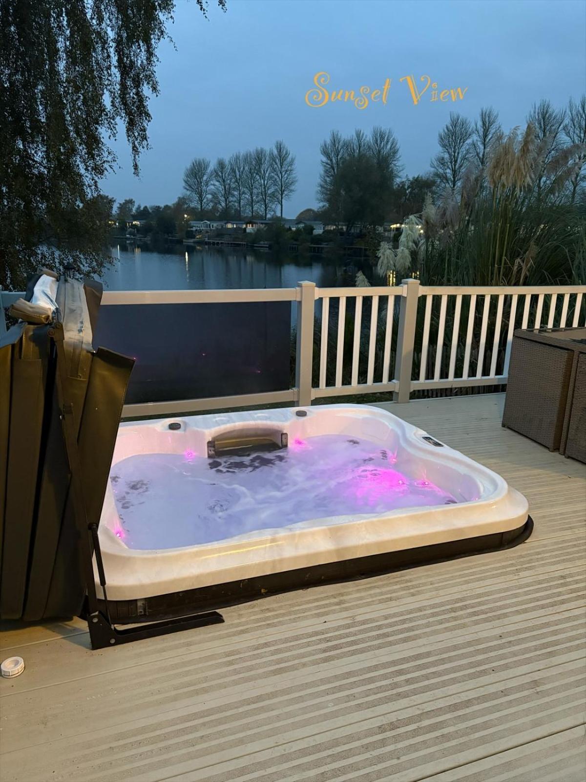 Tattershall Lakes Sunset View Caravan Lakeside, Hot Tub, Garden, Private Fishing Peg & Wifi Exterior photo